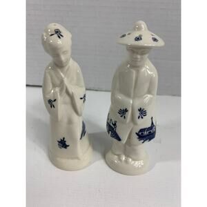 VTG Porcelain Churchill Blue Willow Asian Salt and Pepper Shaker Set